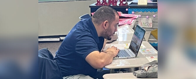 Blended learning combine online learning with traditionl classroom teaching.